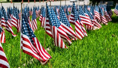 Gazilerimizi daha az savaşla ve çimenlerdeki küçük Amerikan bayraklarıyla kutluyoruz. Amerika 'daki gazilerin ve askeri gazilerin anısına.