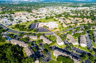 Ayrılmış evleri olan küçük bir kasabanın hava görüntüsü.