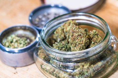 Kristal çiçekler Marihuana Kenevir Borsası yeni ot müşterileri ile patlama yaşıyor ve büyük Mükemmel Kenevir Çiçeği THC CBD sağlık hizmeti ile Amerika genelinde esrar dükkanları genişliyor