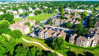 Ayrılmış evleri olan küçük bir kasabanın hava görüntüsü.