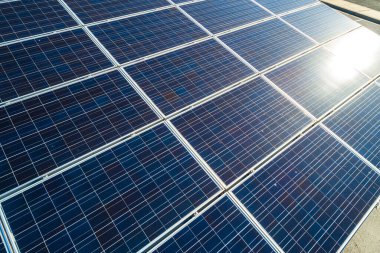 Fotovoltaik panelleri olan güneş paneli