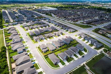 Ayrılmış evleri olan küçük bir kasabanın hava görüntüsü.