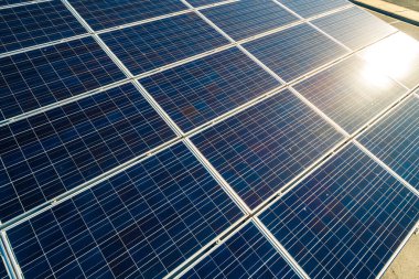 Fotovoltaik panelleri olan güneş paneli