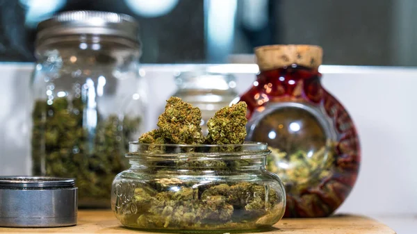 Kristal Bunga Marijuana Cannabis Pasar Saham Booming Dengan Pelanggan Gulma — Stok Foto