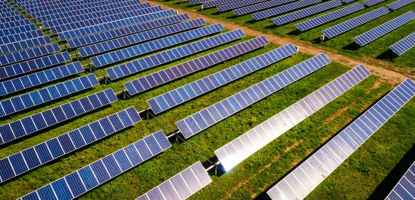 Fotovoltaik panelleri olan güneş panelleri