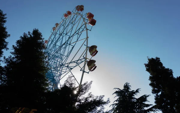 Rueda Ferris Colores Brillantes Contra Cielo Del Atardecer Lazarevskoye Sochi — Foto de Stock