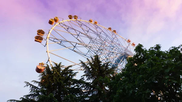 LAZAREVSKOE, SOCHI, RUSSIA-MAY, 2021: Ferris wheel against the sunset sky.车轮上刻着Lazarevskoe的字样. — 图库照片