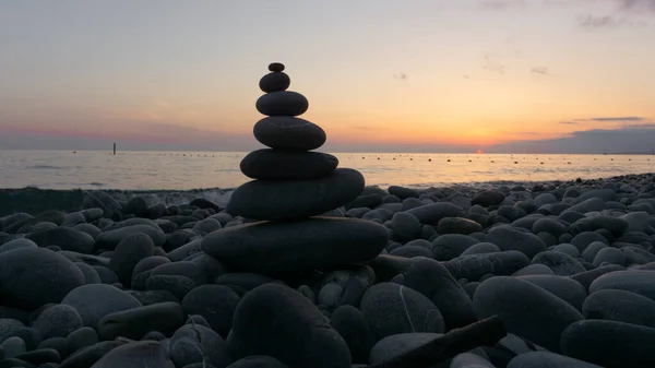 Stapel Grijze Zen Stenen Het Strand Bij Zonsondergang Prachtige Zeegezicht — Stockfoto