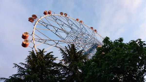 Lazarevskoe Sochi Russia Mayis 2021 Günbatımı Gökyüzüne Karşı Dönme Dolap — Stok fotoğraf