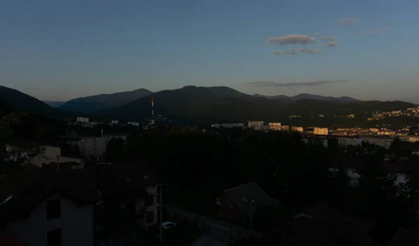LAZAREVSKOE, SOCHI, RUSSLAND - 27. Mai 2021: Sonnenuntergang in den Bergen. Ein magischer Blick auf das Meer und die Kleinstadt von der Aussichtsplattform — Stockfoto