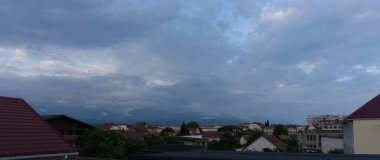 SOCHI, RUSSIA - Haziran 06, 2021: Sochi Adler yakınlarındaki dağ manzarası, kentin kenar mahalleleri. Rusya 'nın güneyinde bulutlu bir gün.