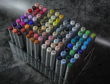 SEVERODVINSK, RUSSIA - HAZİRAN, 04, 2022: Marker Sketchmarker alkolü markalı bir depolama tepsisini çizmek için keçeli kalem.