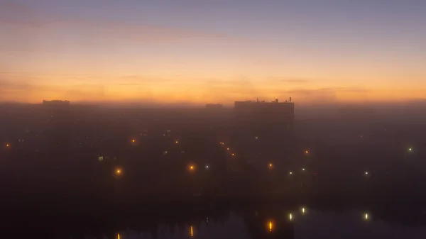 SEVERODVINSK, RUSSIA - SEPTEMBER, 28, 2021: Яскраве зимове сонце на тлі будинків. Багатоповерхові будинки на променях сонця. Сонце сідає за будинками.. — стокове фото