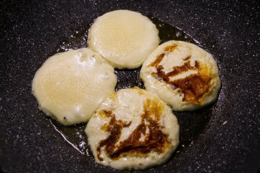 Kulaklık malzemesinden yapılmış yapışmaz tavadaki dört peynirin ayrıntıları. 