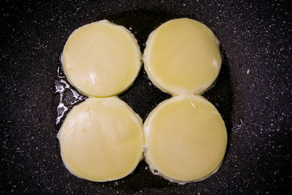 Das Detail Von Vier Käsesorten Auf Der Antihaftpfanne Aus Ton — Stockfoto