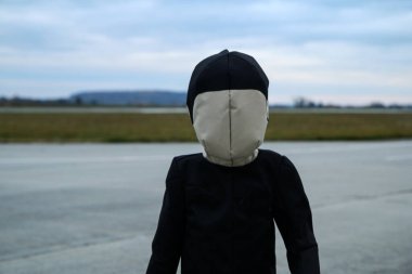 Çocuk, kanıtlama sahasında duran yumuşak bir hedef. Otomatik acil durum frenlemesini test etmek için kullanılır.