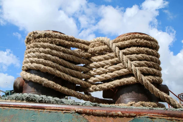 Denizci Halatının Ayrıntıları Iki Direğe Bağlı Bağlantı Sembolü Sabit Güçlü — Stok fotoğraf