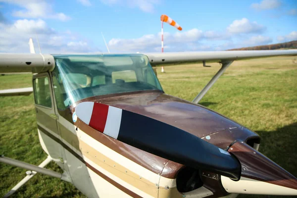 Szczegóły Starego Małego Samolotu Stojącego Trawie Lotnisku Skarpetą Tle — Zdjęcie stockowe