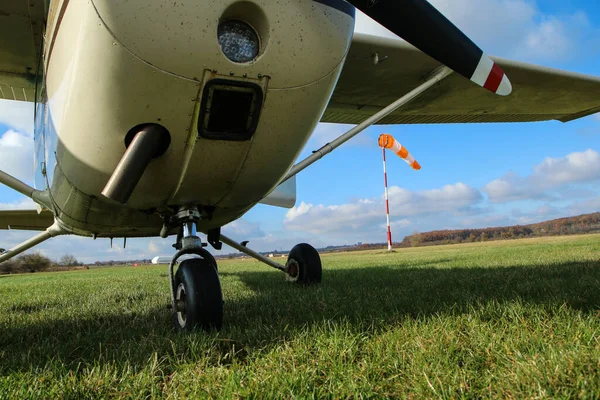 Detalle Del Viejo Avión Pequeño Pie Sobre Hierba Aeródromo Con — Foto de Stock