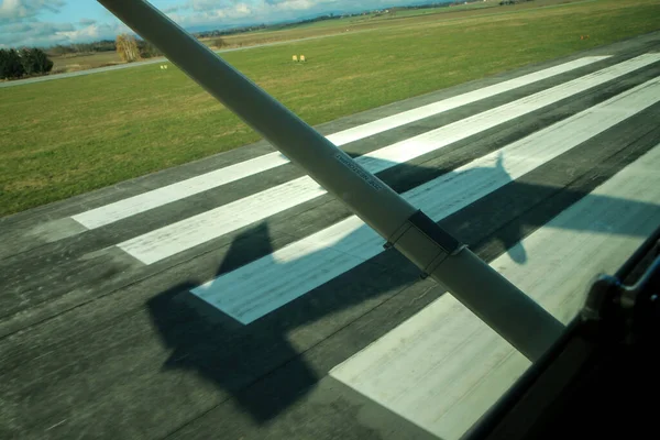 Kilátás Leszálló Repülőgépről Landolás Előtt Kifutópályán Látható Birtokjelöléssel Sík Árnyéka — Stock Fotó