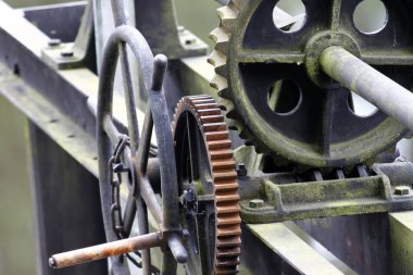 Eski bir dişli çarkının ayrıntıları. Eski püskü ve paslı, uzun zamandır kullanılmadığı gibi..