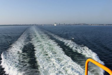 Finlandiya 'dan gelen büyük feribot gemisinin arkasında çekilmiş bir resim. Helsinki limanından ayrılıyor. 