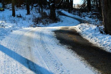 Kışın dar yolun ayrıntıları. Kar ve buz üzerindeki tehlikeli sürüş koşulları. Ya da gölgelerde saklanan siyah buz..