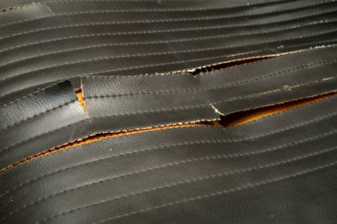 Eski klasik arabanın içinde tadilata ihtiyacı olan siyah yapay deri. Yırtık koltuk kılıflarıyla.