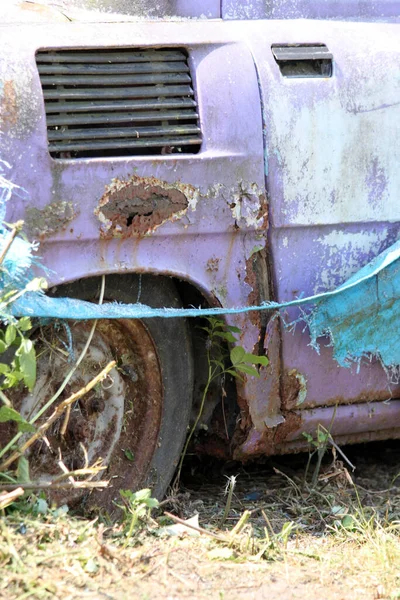 Detalhe Carro Velho Estado Desolado Enferrujado Esfarrapado Com Lixo Redor — Fotografia de Stock
