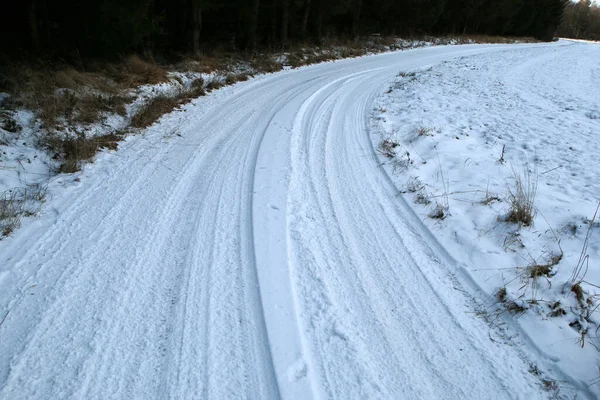 Detalj Den Smala Vägen Vintern Med Riskfyllda Körförhållanden Snö Och — Stockfoto