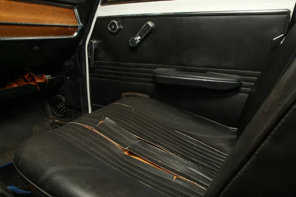 Eski Klasik Arabanın Içinde Tadilata Ihtiyacı Olan Siyah Yapay Deri — Stok fotoğraf