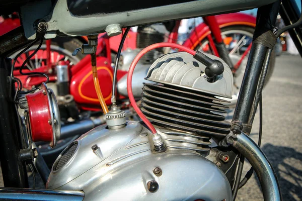 Het Detail Van Gepolijste Oude Motorfiets Met Tweetaktmotor Het Hoofd — Stockfoto