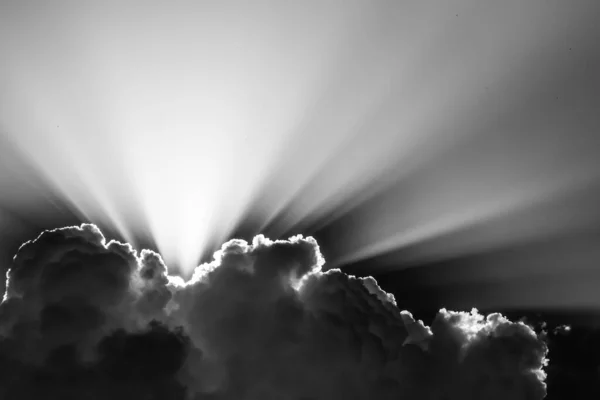 乌云后面太阳光的黑白细节 就像上帝的光芒 — 图库照片
