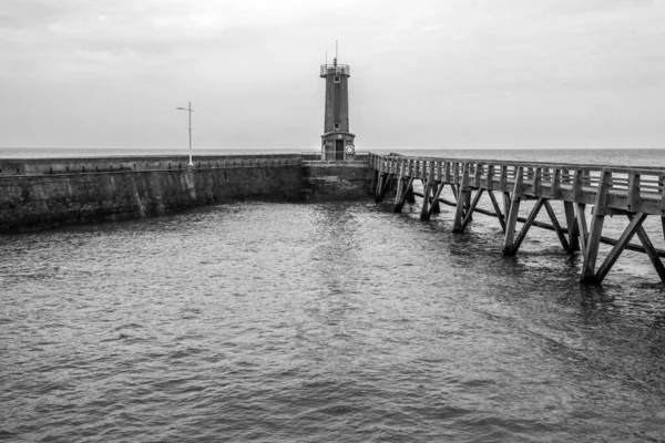 Die Hölzernen Fußgängerbrücken Über Das Meerwasser Die Den Leuchttürmen Hafen — Stockfoto