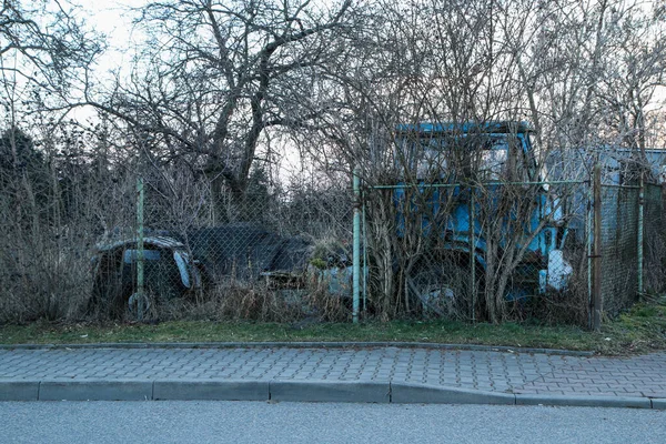 Caminhão Abandonado Está Jardim Coberto Por Árvores Arbustos Natureza Está — Fotografia de Stock