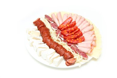 Sıralanmış peynirli tabak ve farklı jambon ve salamlar beyaz arka planda izole edilmiştir..