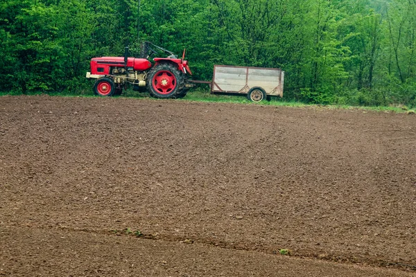 Der Alte Altgediente Aber Zuverlässige Traktor Steht Auf Dem Feld — Stockfoto