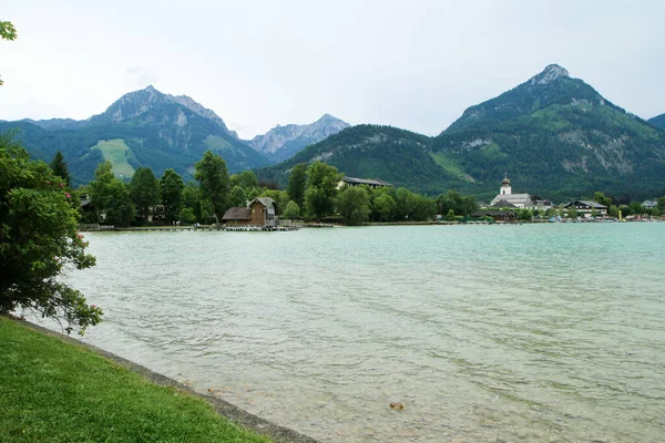 Lago Ghiacciaio Wolfgangsee Austria Nelle Alpi Durante Giornata Piovosa Nuvolosa — Foto Stock