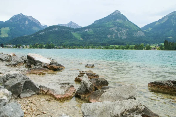 在多云的雨天 奥地利阿尔卑斯山中的冰川湖狼群 游客的旅游目的地 — 图库照片