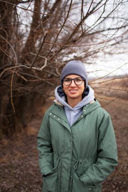 Yeşil ceketli genç kızın dikey portresi..