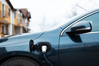 Şarj istasyonunda elektrik kablosu yakın plan..