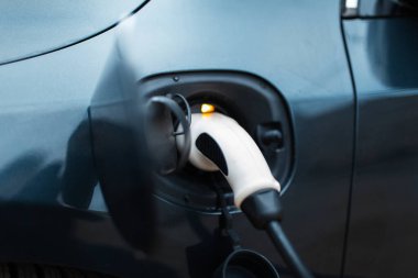 Şarj istasyonundaki prize takılı elektrikli arabanın kapatılması.