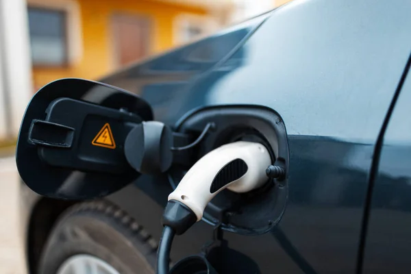 Zbliżenie Elektrycznego Samochodu Typu Plug Stacji Ładowania Paliwo Alternatywne — Zdjęcie stockowe