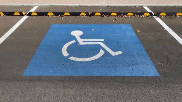 Gros Plan Panneau Pour Fauteuil Roulant Indiqué Sur Stationnement Asphalté — Video