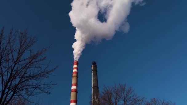 Thermische Energie Fabriek Schoorsteenpijpen Achtergrond Van Blauwe Lucht — Stockvideo