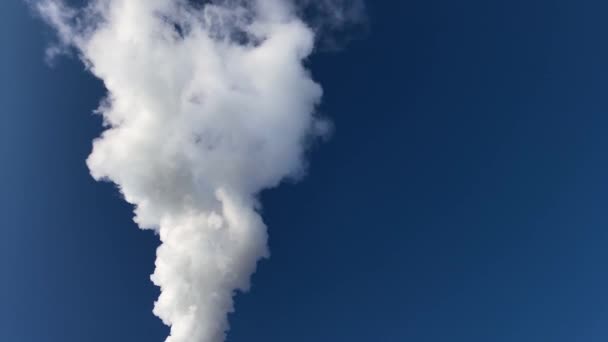 Rook Van Thermische Energie Fabriek Schoorsteen Achtergrond Blauwe Lucht — Stockvideo