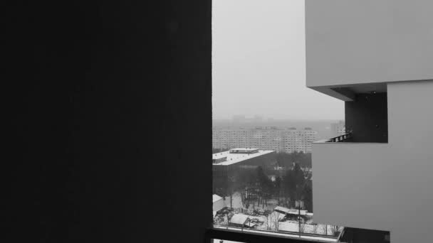 Miejskie Wideo Płatków Śniegu Spadających Tle Szarego Budynku — Wideo stockowe