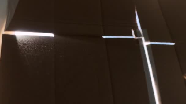 Vue Rapprochée Lumière Soleil Travers Fissure Dans Carton Sur Fenêtre — Video