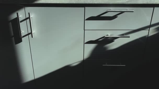 Detailní Pohled Kuchyňské Šedé Skříňky Kovovými Rukojetěmi Slunečním Světle — Stock video