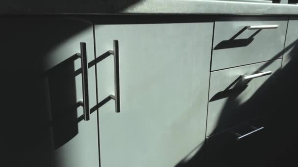 Nahaufnahme Von Grauen Küchenschränken Mit Stahlgriffen Sonnenlicht — Stockvideo